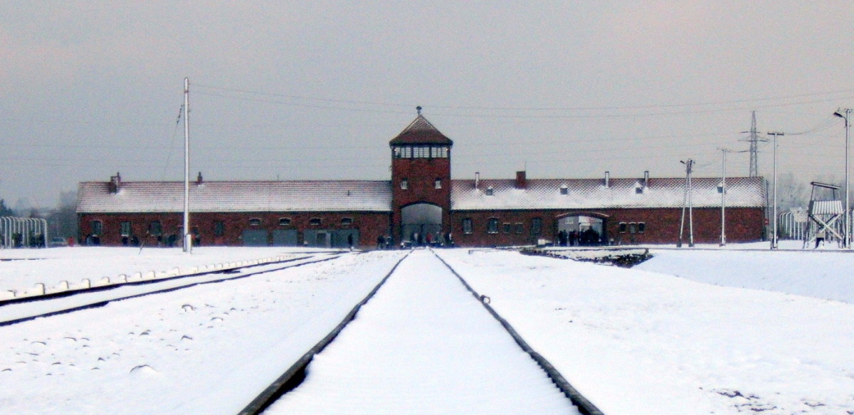 Gate_of_Auschwitz_II, COPERTINA