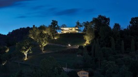Teca House: una lanterna tra le colline