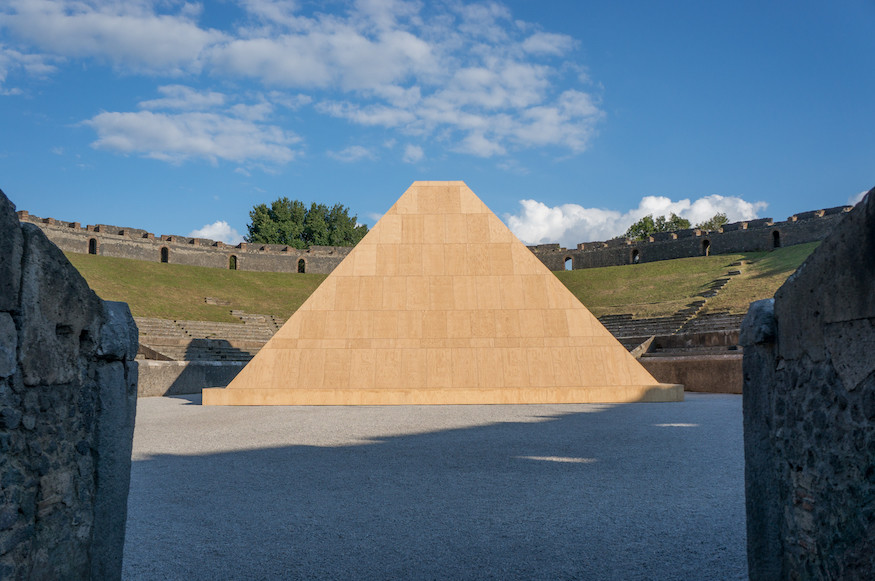 Piramide nell anfiteatro di Pompei allestimento Pompei e l Europa - 2015
